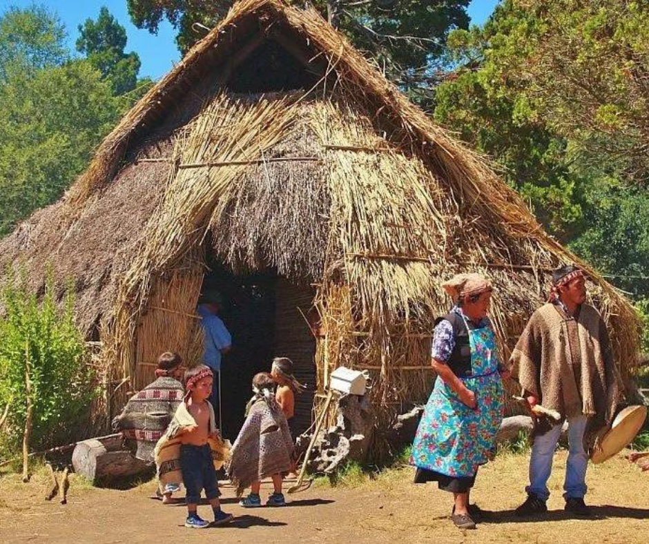 As raízes da cultura chilena são profundamente entrelaçadas com sua história complexa. Antes da chegada dos colonizadores espanhóis no século XVI, a região era habitada por povos indígenas como os Mapuches, Aymaras e Rapa Nuis, cada um contribuindo com sua própria herança cultural.