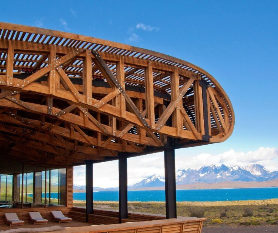 A arte e arquitetura do Chile refletem sua diversidade cultural e histórica. De igrejas coloniais magníficas a murais urbanos contemporâneos, há uma riqueza de expressão artística em todo o país.
