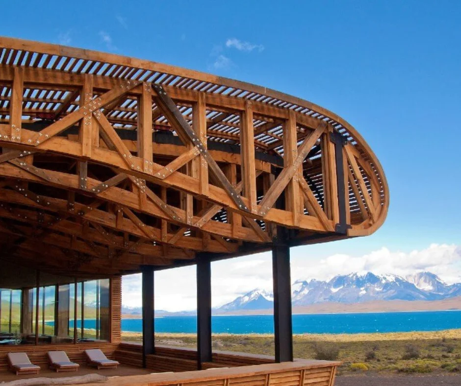 A arte e arquitetura do Chile refletem sua diversidade cultural e histórica. De igrejas coloniais magníficas a murais urbanos contemporâneos, há uma riqueza de expressão artística em todo o país.