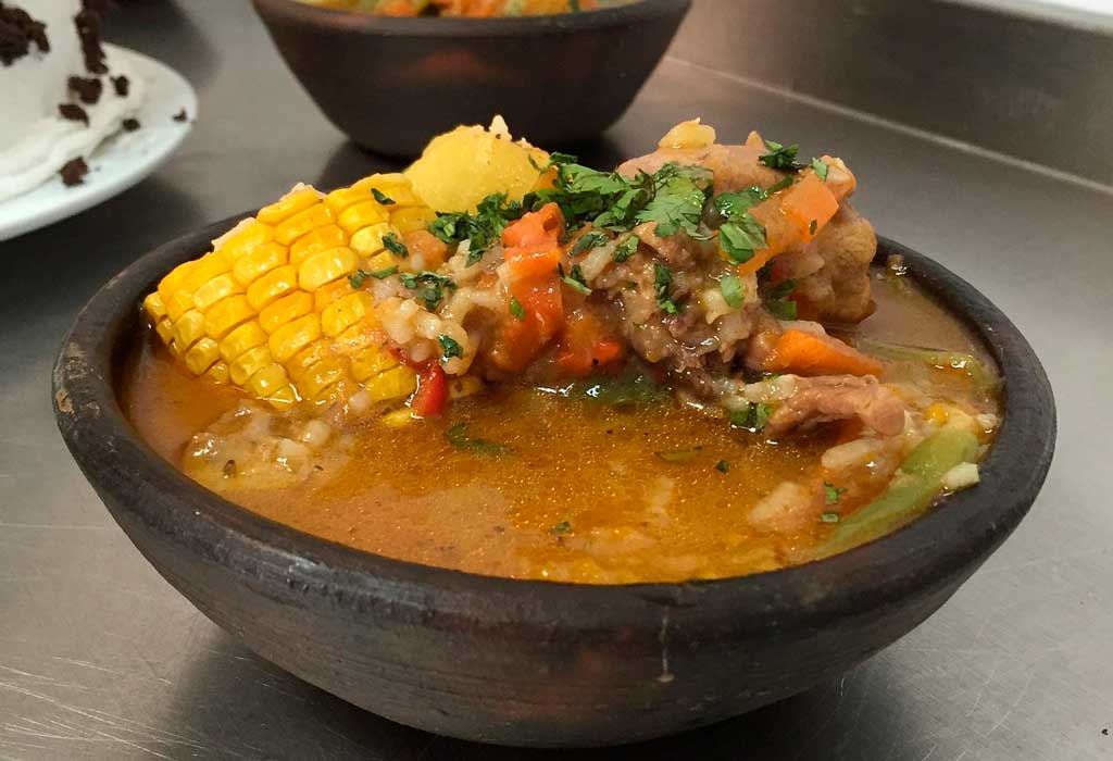 A culinária chilena é uma celebração dos sabores locais e técnicas tradicionais, com influências indígenas, espanholas e até mesmo africanas. Uma refeição típica chilena muitas vezes inclui pratos como o ceviche, uma mistura fresca de peixe cru marinado em suco cítrico, e o pastel de choclo, uma torta de milho recheada com carne, ovos e azeitonas.