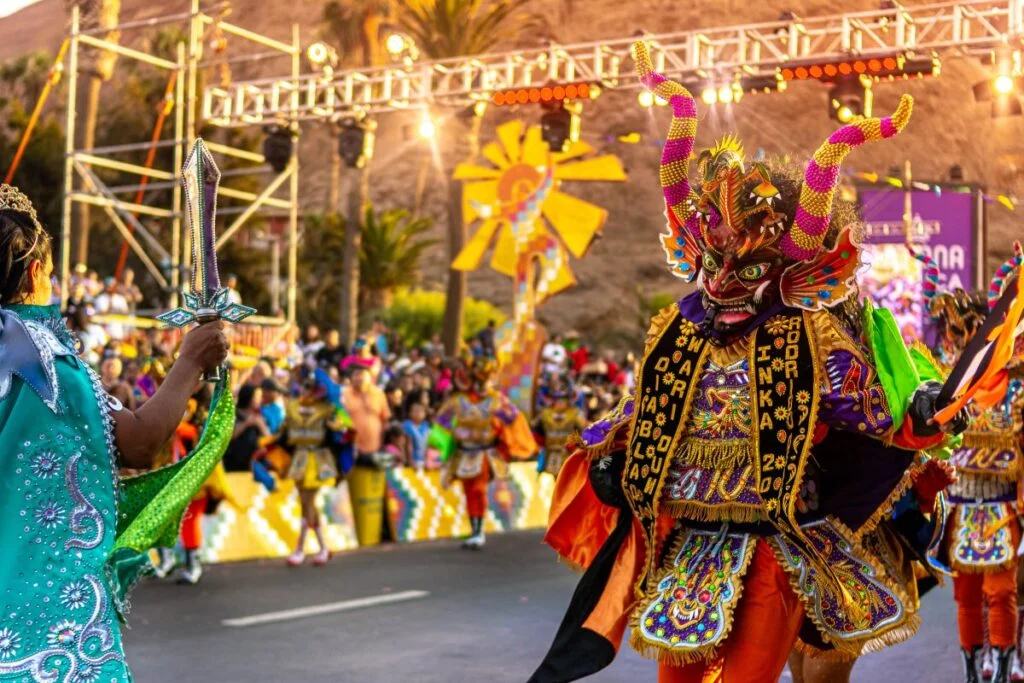 A chegada dos espanhóis trouxe consigo uma fusão de culturas. A influência europeia, especialmente espanhola, moldou a língua, arquitetura, religião e culinária. No entanto, a cultura chilena não se limita apenas às suas raízes europeias.