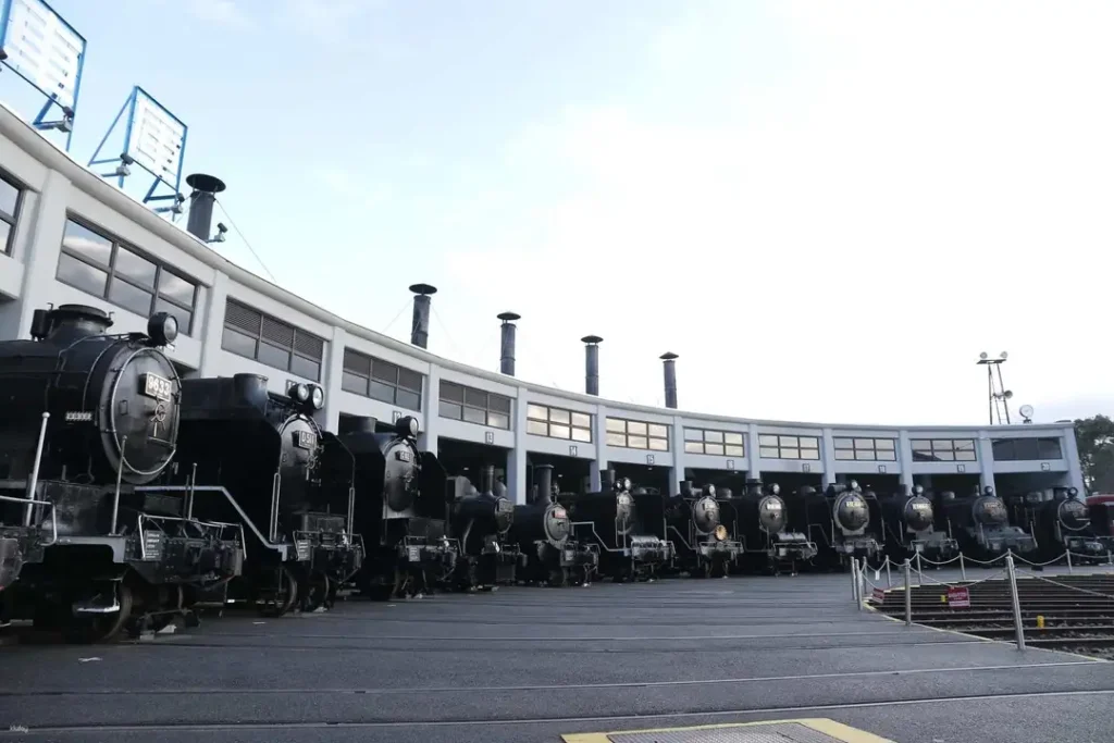 Para além das locomotivas, o museu ostenta uma ampla coleção de artefatos ferroviários, incluindo uniformes históricos, ferramentas, placas e outros itens que narram a história das ferrovias japonesas. Exibições interativas convidam os visitantes a participar da experiência ferroviária, desde operar simuladores de trem até aprender sobre os sistemas de sinalização e segurança.