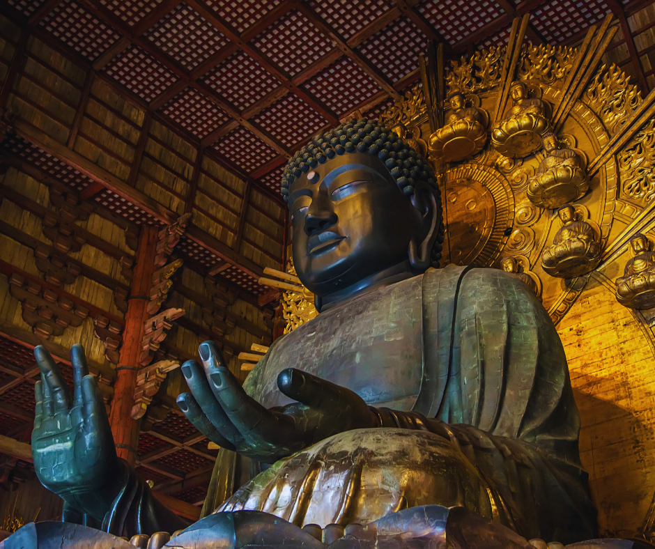 A estátua do Buda, com seus 15 metros de altura, é uma visão impressionante. Feita de bronze e ouro, ela pesa cerca de 500 toneladas. A figura serena do Buda é um símbolo de paz e tranquilidade, e muitos visitantes relatam sentir uma profunda sensação de calma ao contemplá-la.