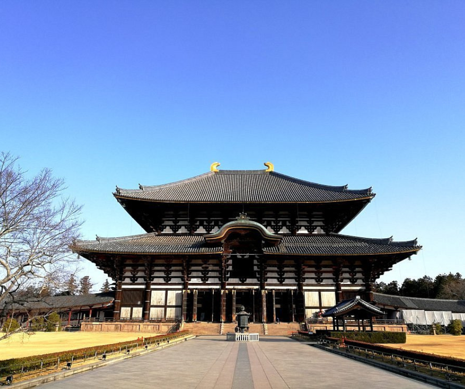O templo de Nara foi concluído em 752 e rapidamente se tornou um centro de aprendizado e cultura budista. Sua construção mobilizou recursos de todo o Japão, refletindo a importância do budismo na sociedade japonesa da época. O Todai-ji abrigava a maior estátua de bronze do Buda Vairocana do mundo, conhecida como Daibutsu, e servia como sede da escola Kegon do budismo japonês.