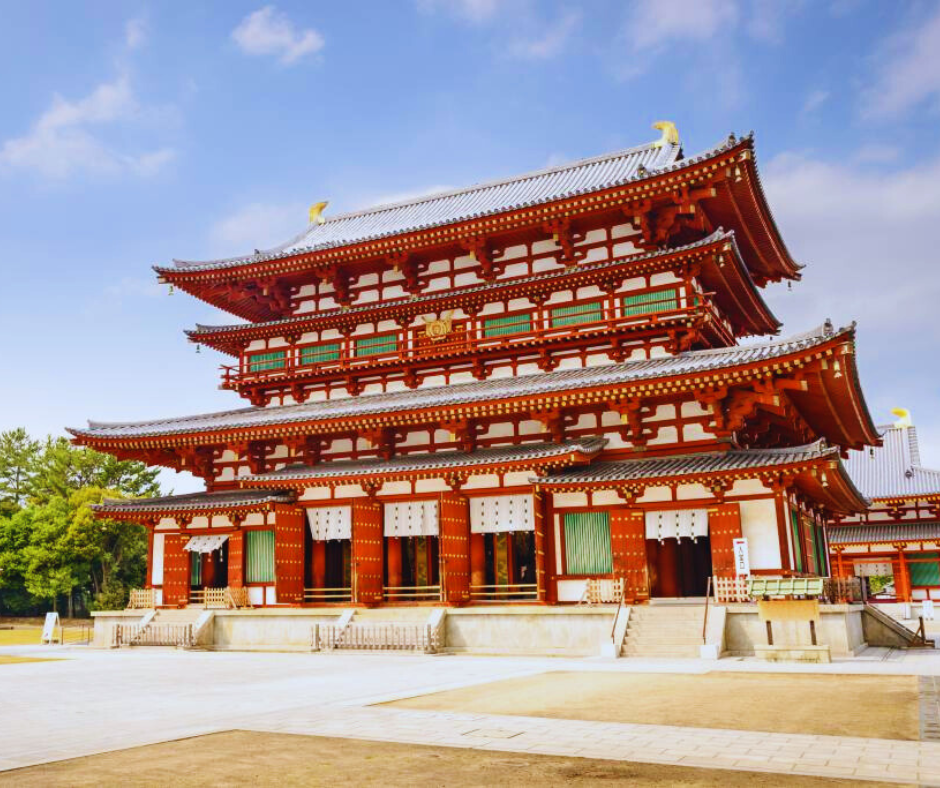 No templo de Nara além do Daibutsuden, o complexo do Todai-ji inclui outros edifícios importantes, como o Hokke-do (Salão do Lótus) e o Nigatsu-do (Salão do Segundo Mês). Estes edifícios também são exemplos notáveis da arquitetura tradicional japonesa e são utilizados para várias cerimônias e festivais budistas ao longo do ano.