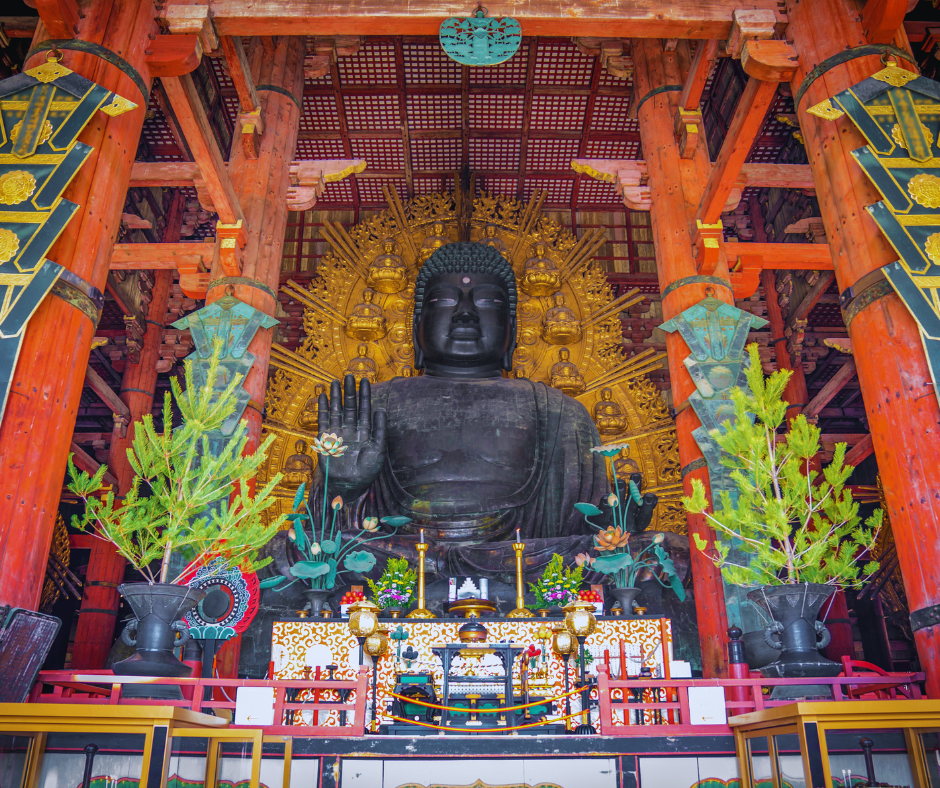 No templo de Nara A estátua do Buda, com seus 15 metros de altura, é uma visão impressionante. Feita de bronze e ouro, ela pesa cerca de 500 toneladas. A figura serena do Buda é um símbolo de paz e tranquilidade, e muitos visitantes relatam sentir uma profunda sensação de calma ao contemplá-la.