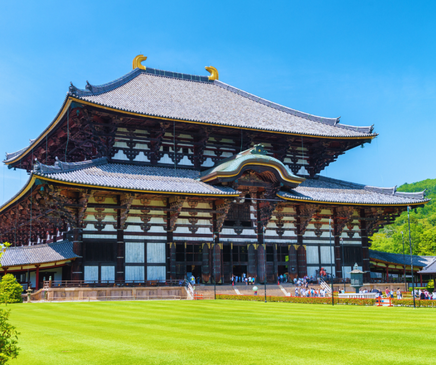 O Templo de Nara, também conhecido como Todai-ji, é um dos marcos históricos mais importantes do Japão. Localizado na cidade de Nara, antiga capital do Japão antes de Kyoto, este templo é famoso não apenas por sua grandiosidade arquitetônica