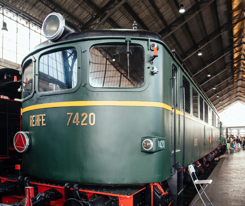 O Museu Ferroviário de Kyoto é uma visita obrigatória para qualquer pessoa interessada na história, tecnologia ou simplesmente na beleza das ferrovias. Com suas exposições interativas, locomotivas impressionantes e atmosfera convidativa, o museu oferece uma experiência única e memorável para toda a família.