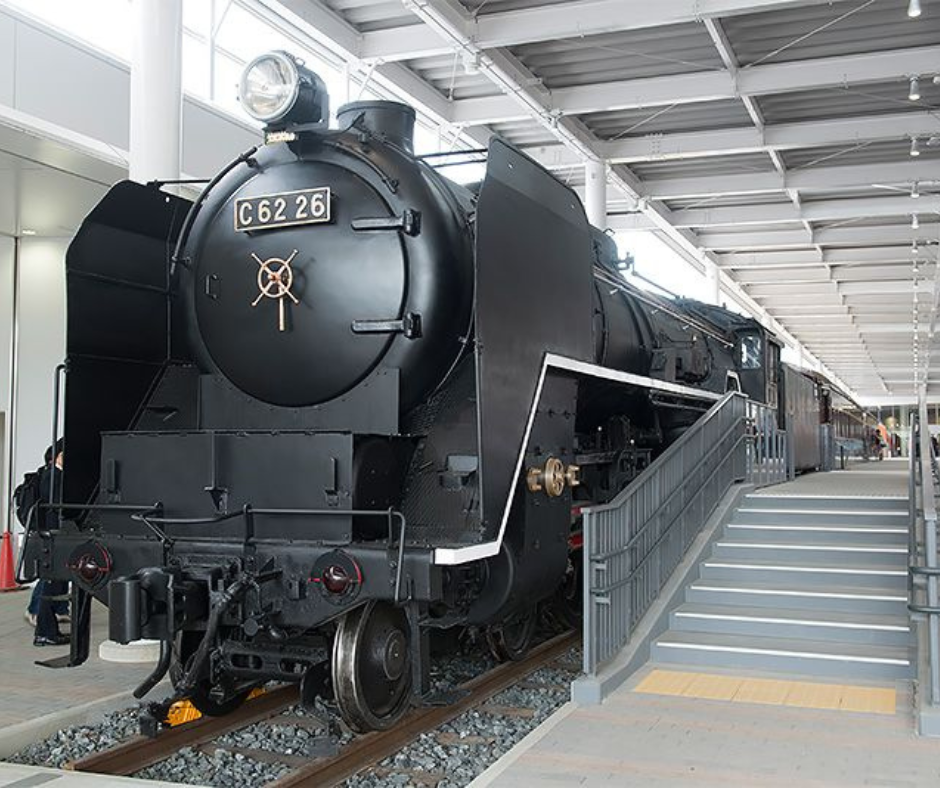 O Museu Ferroviário de Kyoto, inaugurado em 2016, é um tributo grandioso à rica história ferroviária do Japão, abrangendo mais de um século de inovação e desenvolvimento