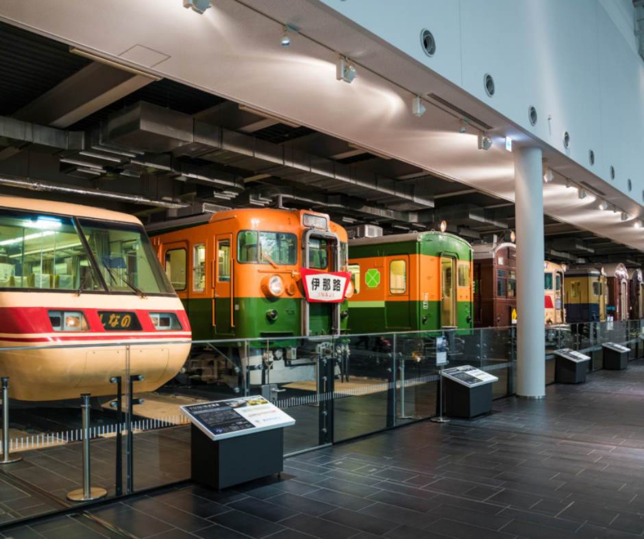 O Museu Ferroviário de Kyoto é uma visita obrigatória para qualquer pessoa interessada na história, tecnologia ou simplesmente na beleza das ferrovias. Com suas exposições interativas, locomotivas impressionantes e atmosfera convidativa, o museu oferece uma experiência única e memorável para toda a família.