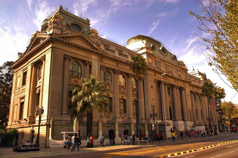 A arte e arquitetura do Chile refletem sua diversidade cultural e histórica. De igrejas coloniais magníficas a murais urbanos contemporâneos, há uma riqueza de expressão artística em todo o país.
