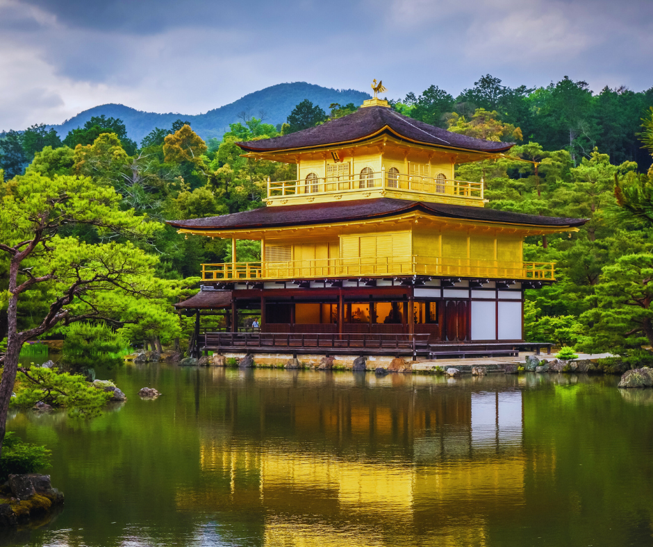 ardins Zen e Ambiente Serene O Kinkaku-ji não é apenas famoso por seu pavilhão dourado, mas também pelos seus jardins espetaculares, que são um exemplo perfeito da jardinagem japonesa.