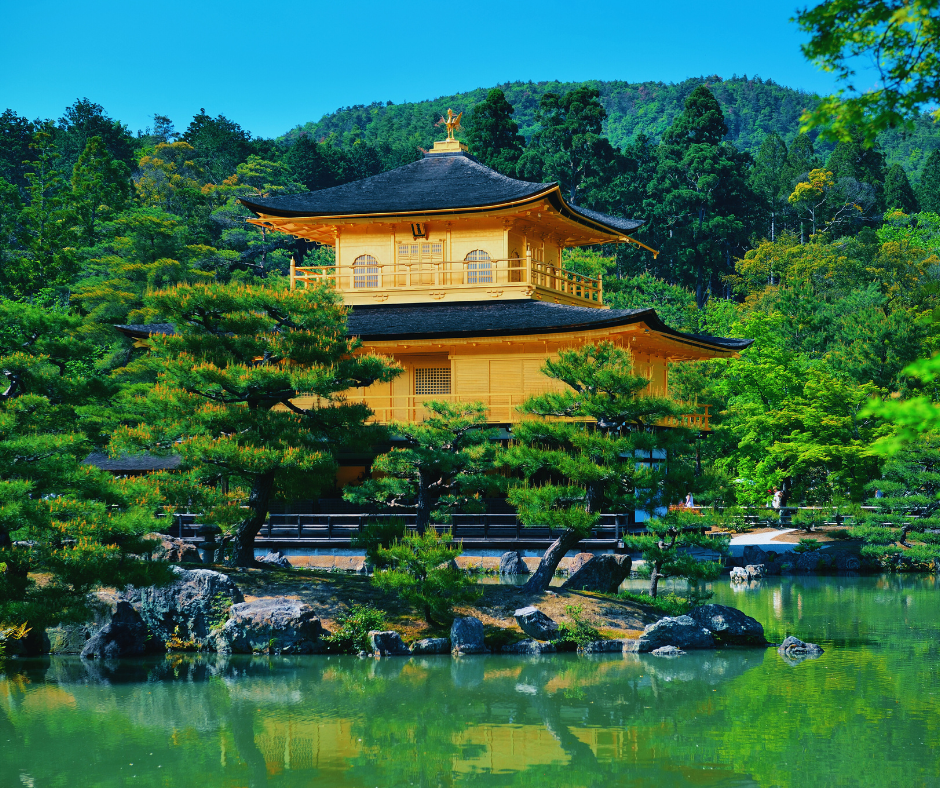 O que mais impressiona os visitantes ao chegarem no Kinkaku-ji é, sem dúvida, sua estrutura dourada que brilha intensamente sob a luz do sol. O pavilhão de três andares é coberto por folhas de ouro puro, um símbolo de riqueza e poder. Cada andar do pavilhão representa um estilo arquitetônico diferente, refletindo a rica diversidade cultural e histórica do Japão.