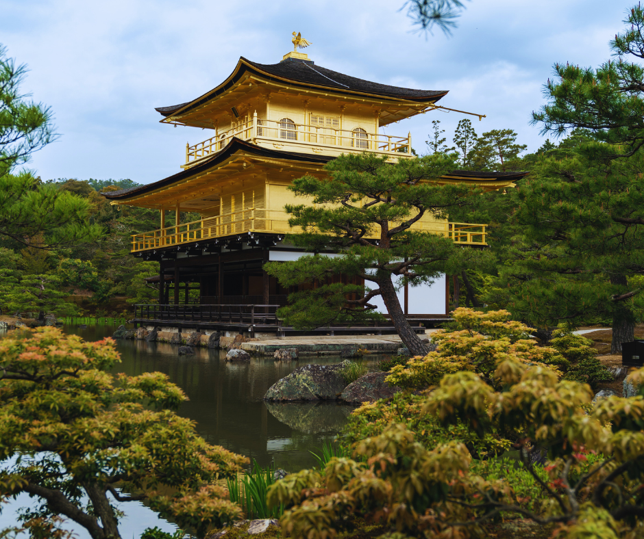 O que mais impressiona os visitantes ao chegarem no Kinkaku-ji é, sem dúvida, sua estrutura dourada que brilha intensamente sob a luz do sol. O pavilhão de três andares é coberto por folhas de ouro puro, um símbolo de riqueza e poder. Cada andar do pavilhão representa um estilo arquitetônico diferente, refletindo a rica diversidade cultural e histórica do Japão.