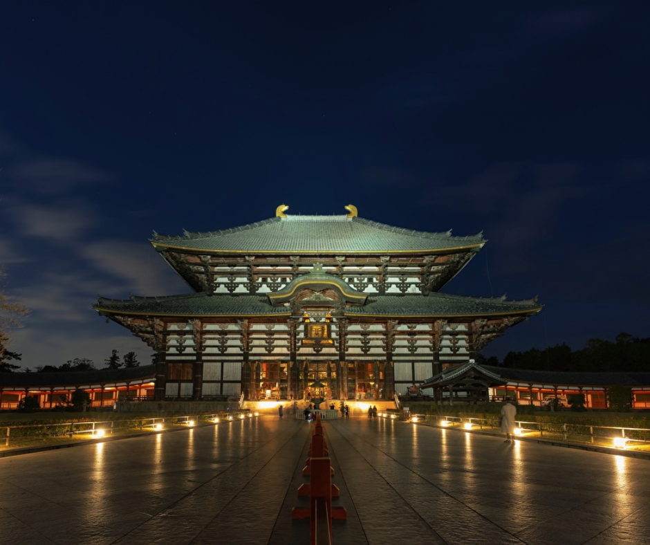 O Templo de Nara, também conhecido como Todai-ji, é um dos marcos históricos mais importantes do Japão. Localizado na cidade de Nara, antiga capital do Japão antes de Kyoto, este templo é famoso não apenas por sua grandiosidade arquitetônica