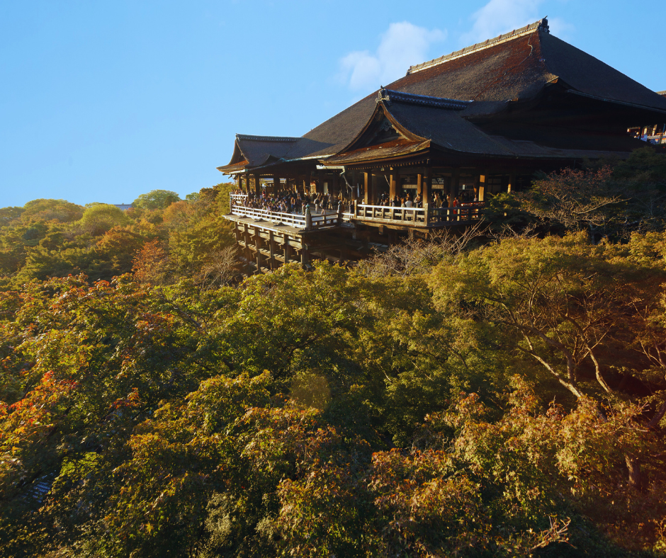 O Encantador Templo Kiyomizu-dera: Um Tesouro de Kyoto Localizado nas colinas arborizadas da cidade de Kyoto, o Templo Kiyomizu-dera é um dos mais emblemáticos e venerados santuários do Japão.