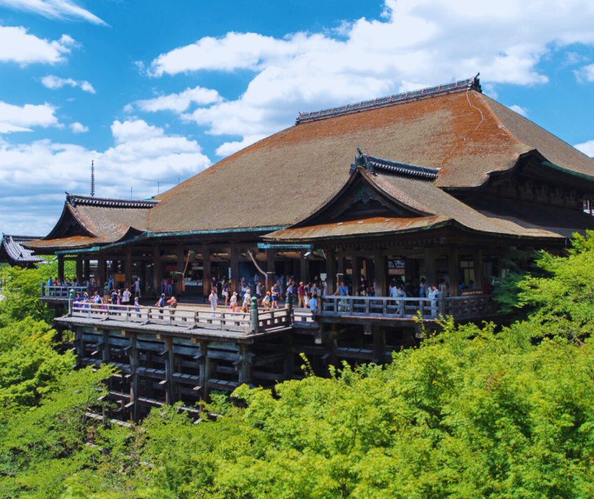 Templo Kiyomizu-dera é um dos mais emblemáticos e venerados santuários do Japão. Com uma história rica que remonta ao século VIII, este templo budista não só é um testemunho da arquitetura e da arte tradicionais japonesas, mas também um lugar de profunda espiritualidade e beleza natural.