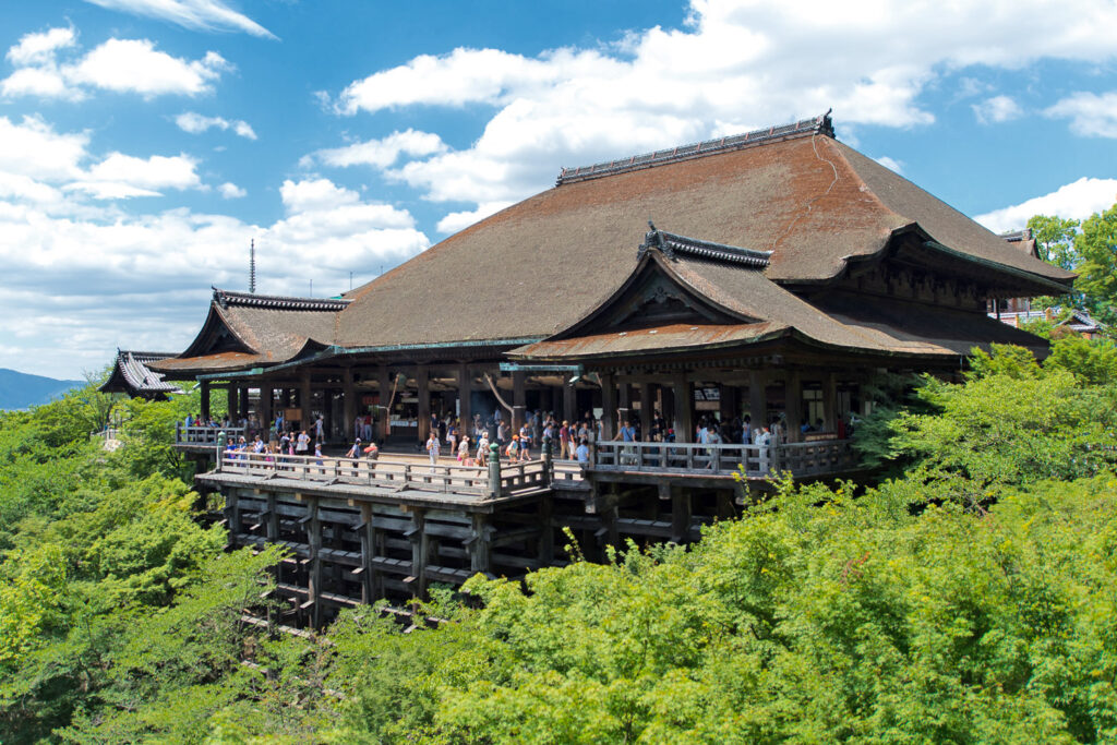 Nos últimos anos, o templo passou por várias restaurações para garantir que sua estrutura seja mantida em boas condições. Este esforço de conservação é crucial, dado o papel do Kiyomizu-dera não apenas como um local de culto, mas também como um símbolo da herança cultural do Japão.
