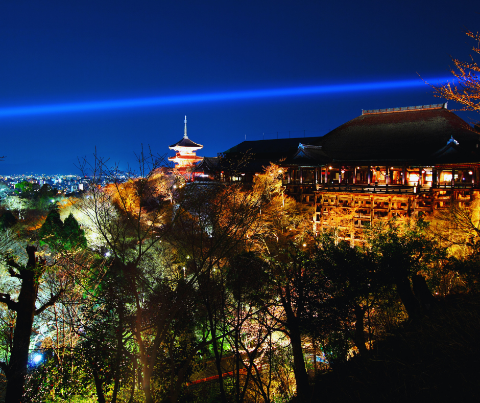 Além disso, o templo realiza eventos especiais durante o ano, como a iluminação noturna durante a primavera e o outono, quando os jardins e edifícios são iluminados, proporcionando uma atmosfera mágica e encantadora.
