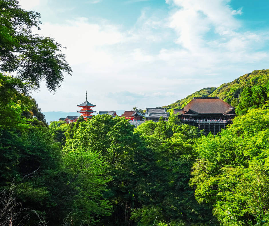Nos últimos anos, o templo passou por várias restaurações para garantir que sua estrutura seja mantida em boas condições. Este esforço de conservação é crucial, dado o papel do Kiyomizu-dera não apenas como um local de culto, mas também como um símbolo da herança cultural do Japão.