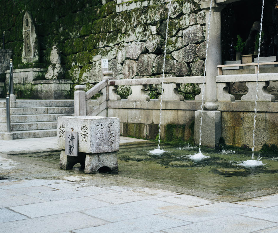 Visitar o Templo Kiyomizu-dera é uma experiência que vai além da apreciação estética. O templo oferece uma imersão na espiritualidade e na cultura japonesa. Os visitantes podem beber das águas sagradas da cascata Otowa, que são divididas em três fluxos