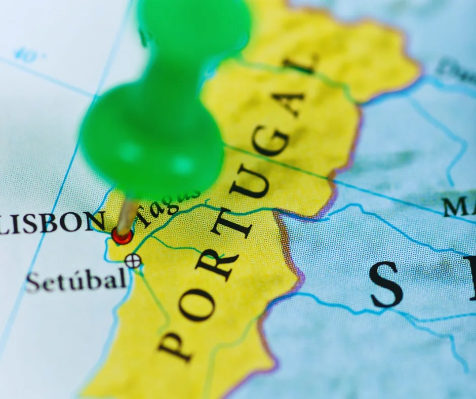 Portugal tem uma longa e ilustre história que remonta aos tempos pré-romanos, passando pela era romana, a formação do Reino de Portugal no século XII, e os Descobrimentos no século XV e XVI, que levaram os navegadores portugueses a explorar e mapear o globo.