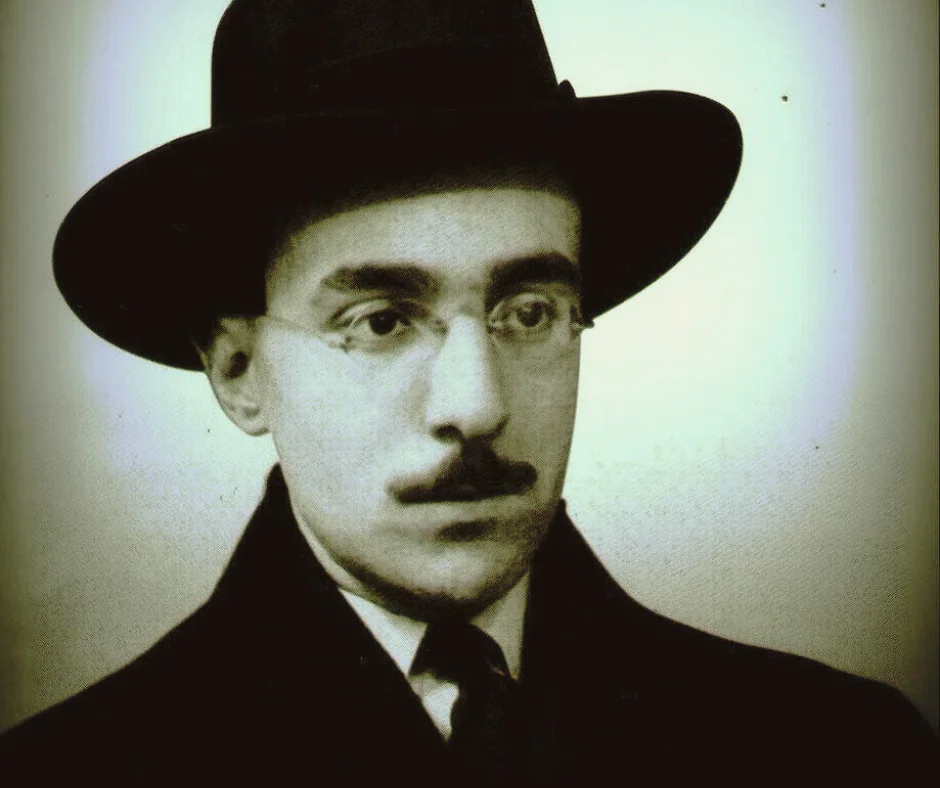A literatura portuguesa é marcada por figuras emblemáticas como Luís de Camões, autor de "Os Lusíadas", uma epopeia que celebra as descobertas marítimas de Portugal. Fernando Pessoa, com sua vasta obra e seus heterônimos, é outra figura central da literatura portuguesa, cujos textos exploram a identidade, a metafísica e a condição humana.