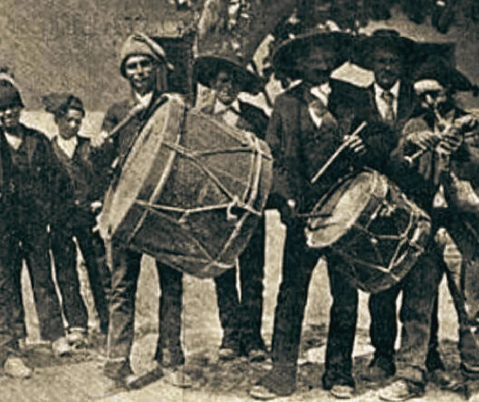 A música portuguesa é talvez mais conhecida pelo Fado, um gênero melancólico que expressa a saudade, um sentimento profundo e intraduzível de perda, nostalgia e desejo.