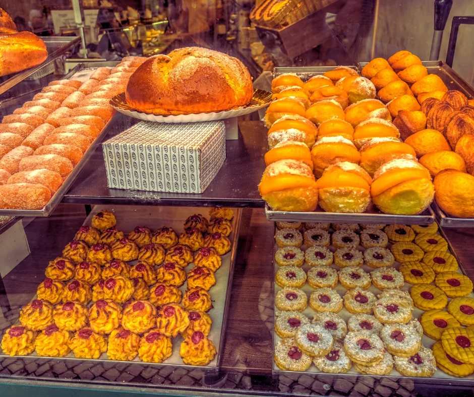 A doçaria portuguesa é rica e variada, com destaque para os pastéis de nata, uma delícia cremosa envolta em massa folhada. Outros doces tradicionais incluem os ovos moles de Aveiro e o bolo de mel da Madeira.