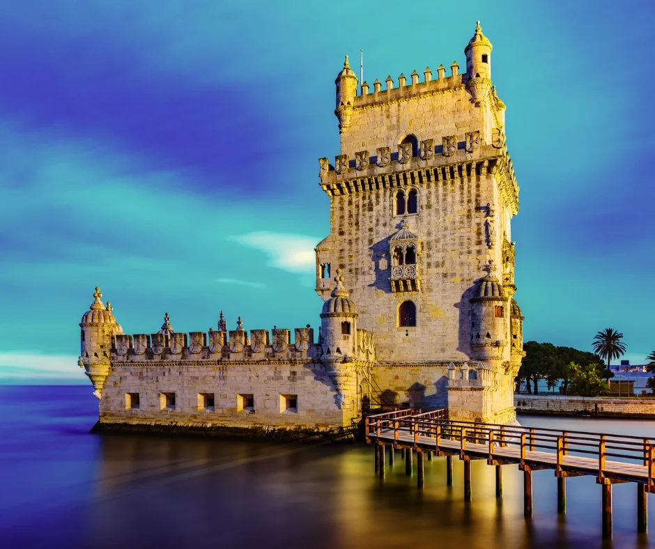 Monumentos históricos, como a Torre de Belém, o Mosteiro dos Jerónimos e o Castelo de São Jorge, são testemunhos do rico patrimônio arquitetônico de Portugal.