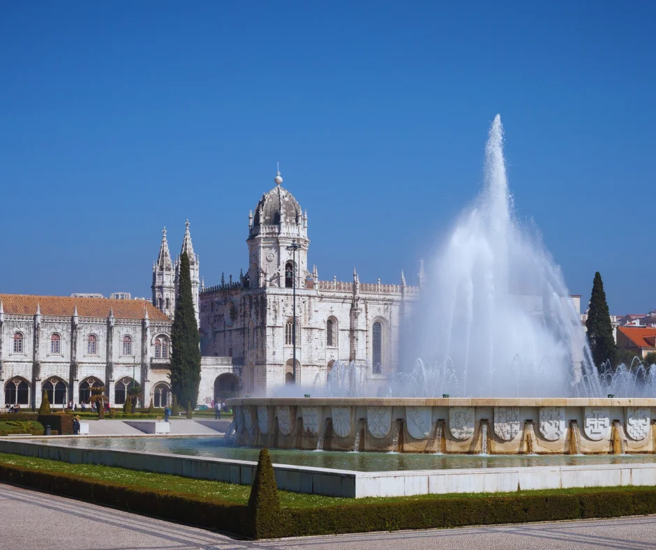 Monumentos históricos, como a Torre de Belém, o Mosteiro dos Jerónimos e o Castelo de São Jorge, são testemunhos do rico patrimônio arquitetônico de Portugal.
