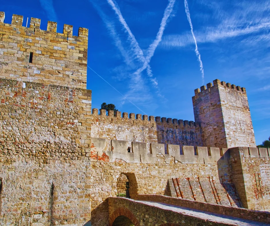 Monumentos históricos, como a Torre de Belém, o Mosteiro dos Jerónimos e o Castelo de São Jorge, são testemunhos do rico patrimônio arquitetônico de Portugal.