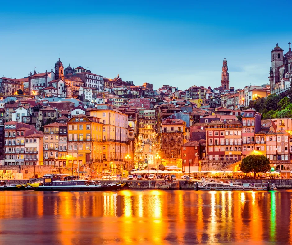 A cultura portuguesa é um mosaico de tradições, costumes, arte, música, literatura e gastronomia que juntos formam uma identidade nacional única.