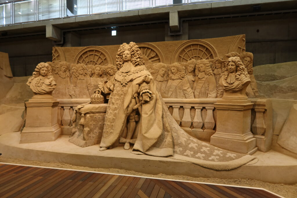 Além das exposições anuais, o museu também oferece workshops e eventos educativos, onde os visitantes podem aprender sobre a arte de esculpir na areia e até mesmo tentar criar suas próprias obras. Essas atividades interativas fazem com que o Museu de Areia de Tottori não seja apenas um lugar para admirar a arte, mas também para vivenciá-la de forma prática.