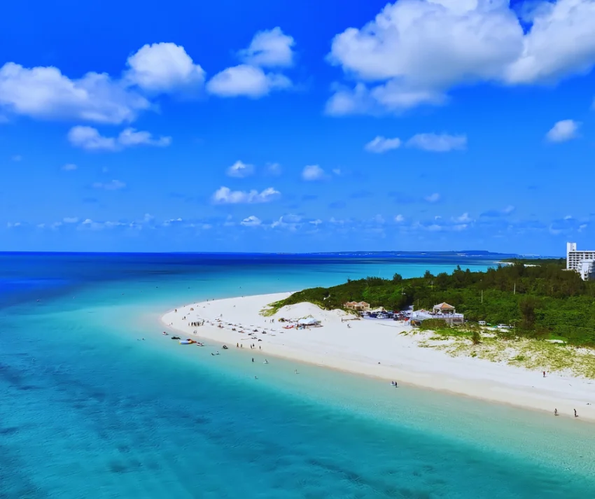 Okinawa, uma das 47 prefeituras do Japão, é um arquipélago localizado ao sul das principais ilhas japonesas. Composta por mais de 150 ilhas, Okinawa é conhecida por sua rica história, cultura distinta, e, sobretudo, pela longevidade de seus habitantes.