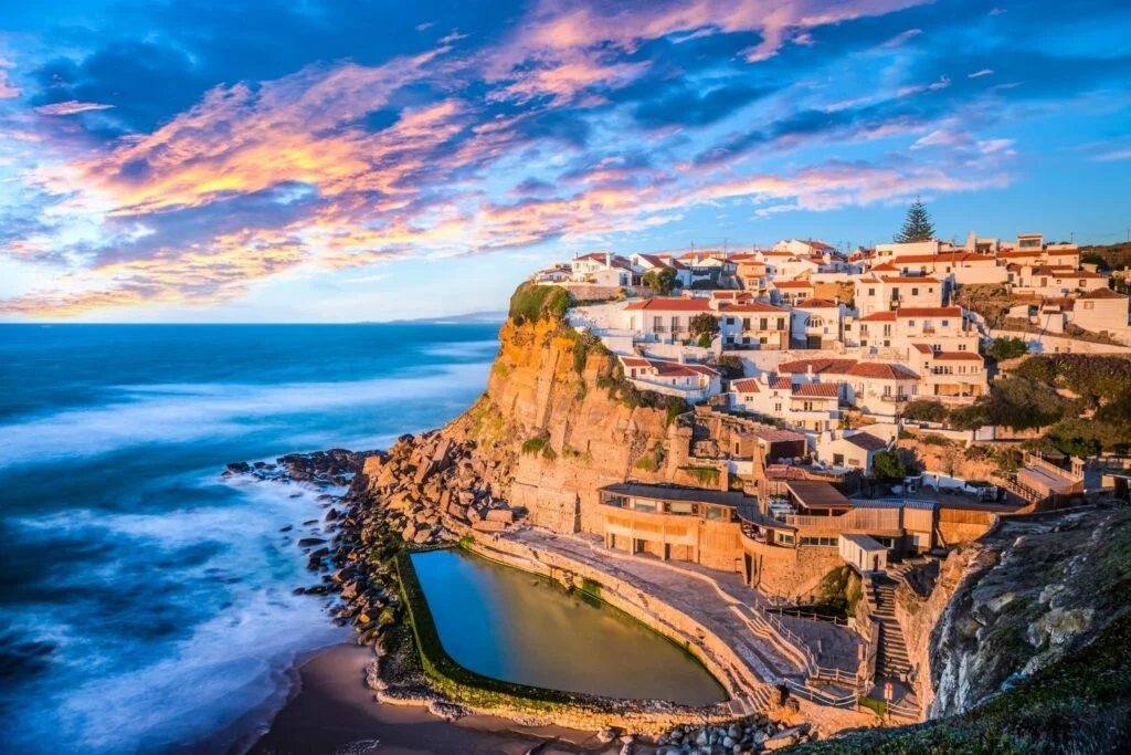 A cultura portuguesa é uma tapeçaria rica de tradições, influências e expressões que refletem a história e a alma do país. Desde a sua literatura e arte até à sua música, dança e gastronomia, Portugal oferece uma experiência cultural vibrante e única.