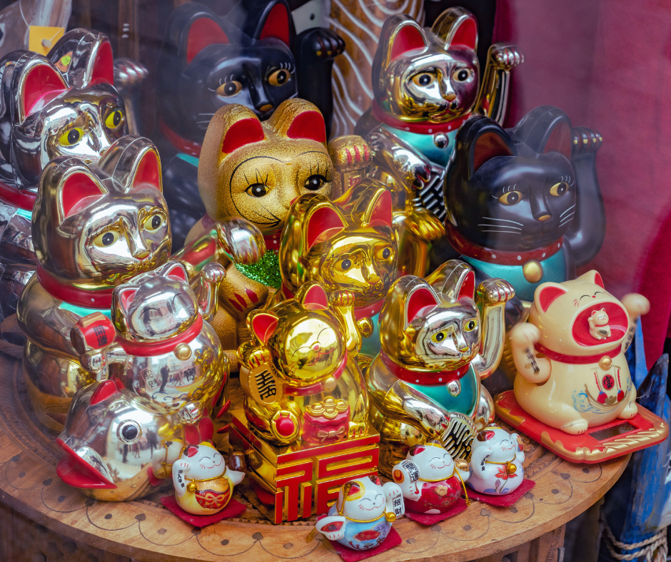 Além das posições das patas, o movimento de "acenar" do Maneki-neko também tem uma explicação cultural. No Japão, o gesto de acenar para alguém se aproximar é feito com a palma da mão voltada para frente, diferente do gesto ocidental. Assim, o gatinho parece estar chamando a sorte para mais perto.