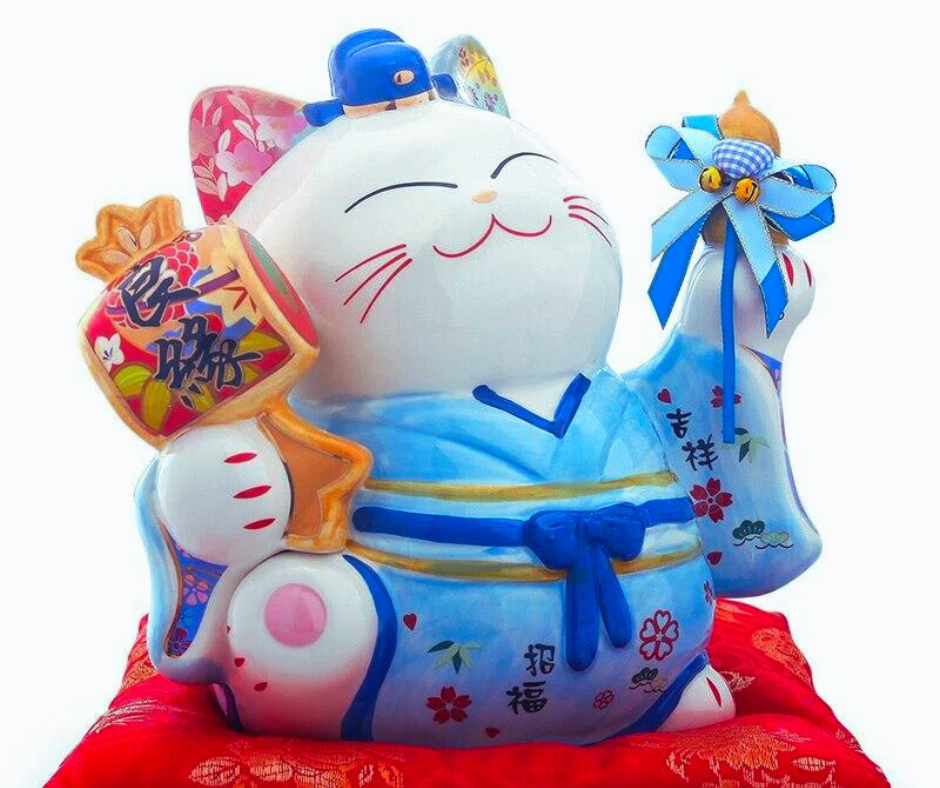 Outra lenda envolve uma cortesã chamada Usugumo, que adorava seu gato. Um dia, o gato começou a puxar seu quimono, e os donos da casa acreditaram que ele estava possuído. Eles cortaram a cabeça do gato, que, ao voar pelo ar, matou uma cobra prestes a atacar a cortesã. Em homenagem ao gato, uma estátua foi feita, e a imagem do Maneki-neko tornou-se popular.
