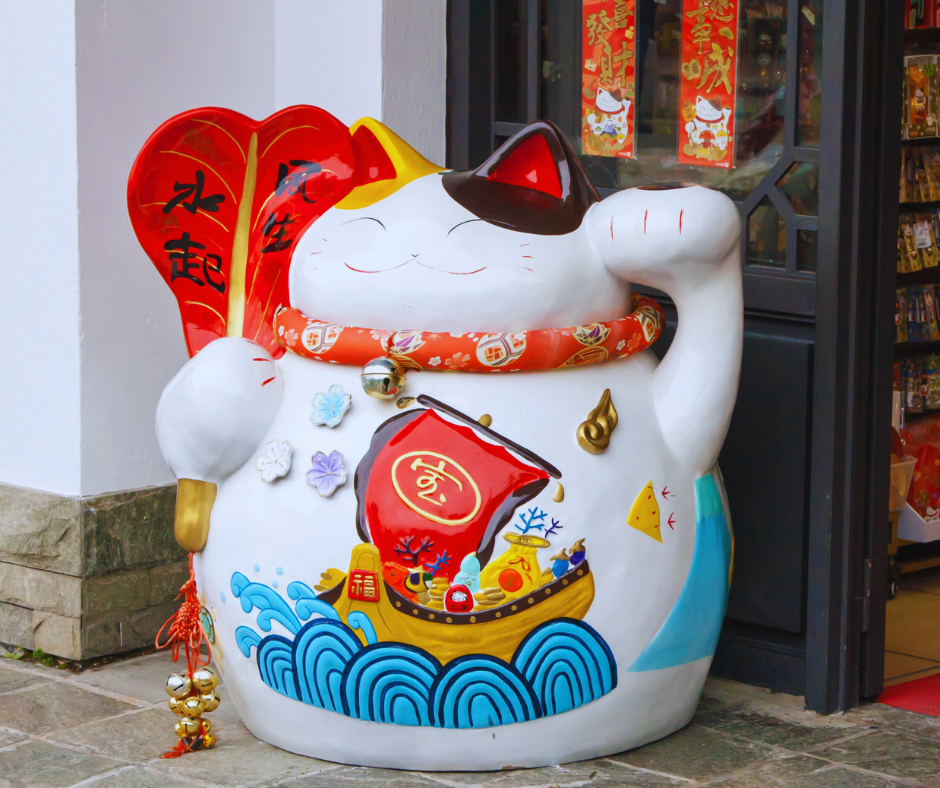 O Maneki-neko, também conhecido como “gatinho da sorte”, é uma figura tradicional japonesa que há séculos desperta curiosidade e fascínio tanto entre japoneses quanto estrangeiros.