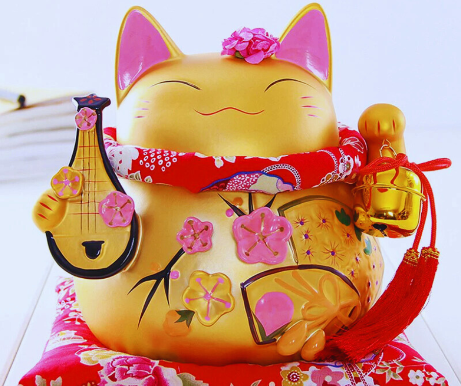 A popularidade do Maneki-neko não se limita apenas às lojas tradicionais japonesas. Ele é um ícone global, aparecendo em diversas formas na cultura pop. Você pode encontrar o gatinho da sorte em animações, jogos, produtos de moda e até como tema de tatuagens.