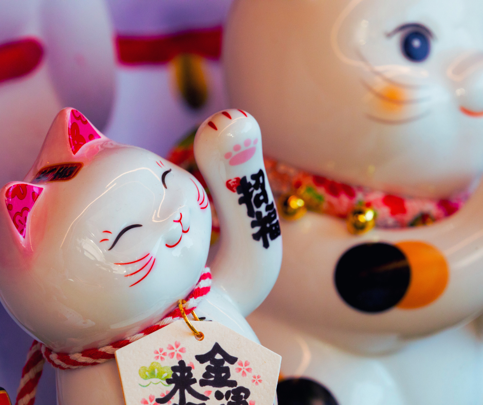 Um dos elementos mais marcantes do Maneki-neko é a sua postura de aceno. O gato geralmente levanta uma das patas, e isso tem um significado específico:
