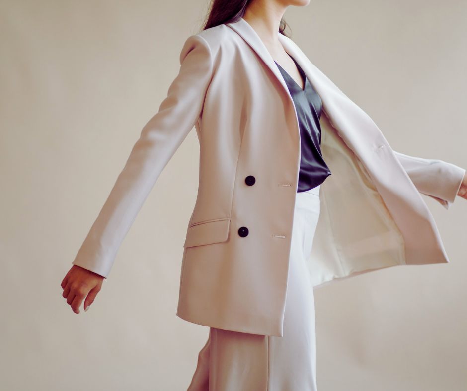 A França é amplamente conhecida como a capital mundial da moda, com Paris sendo o lar de alguns dos estilistas mais icônicos, como Coco Chanel, Christian Dior e Yves Saint Laurent. A influência francesa no mundo da moda remonta ao reinado de Luís XIV, que investiu na indústria têxtil e introduziu o conceito de “alta-costura”. Paris Fashion Week, um dos eventos mais prestigiados do calendário de moda, é uma plataforma para designers e marcas mostrarem suas criações e influenciarem tendências globais.