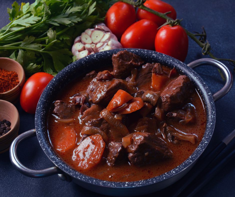 a França é lar de pratos icônicos, como o croissant, o boeuf bourguignon e o crème brûlée. Cada região possui suas especialidades;