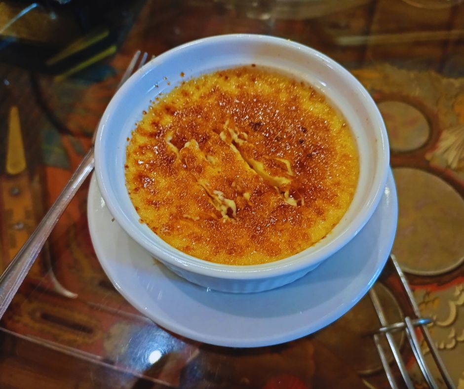 a França é lar de pratos icônicos, como o croissant, o boeuf bourguignon e o crème brûlée. Cada região possui suas especialidades; por exemplo, o sudeste da França é famoso pelos vinhos da região de Bordeaux, enquanto a Normandia destaca-se por suas receitas com maçãs e laticínios.