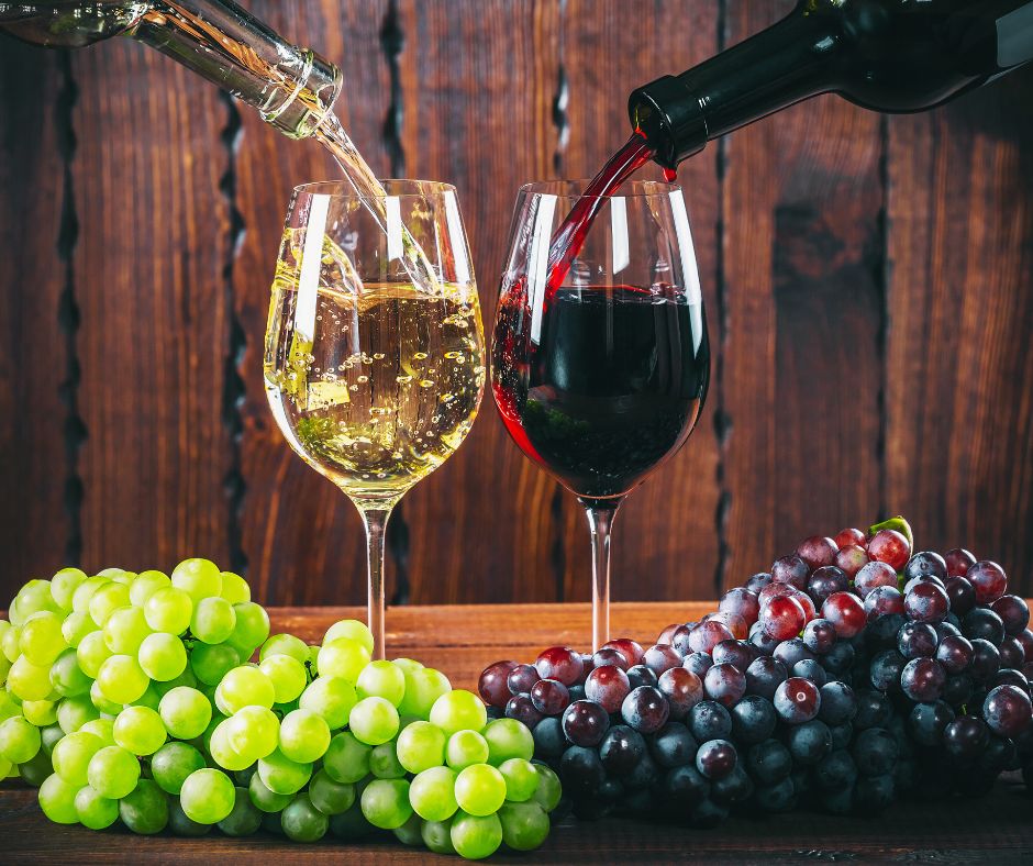 França é famoso pelos vinhos da região de Bordeaux, enquanto a Normandia destaca-se por suas receitas com maçãs e laticínios.