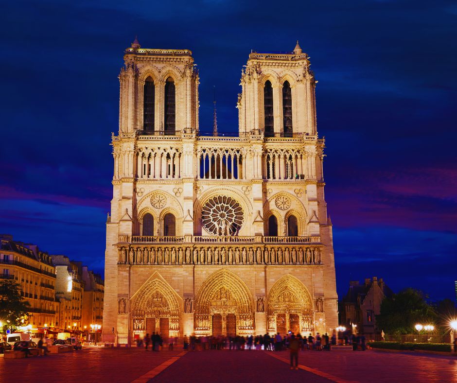 A arquitetura francesa também merece destaque. Monumentos como a Catedral de Notre-Dame, a Sainte-Chapelle e o Palácio de Versalhes são testemunhas do apogeu da arquitetura gótica e renascentista. A Torre Eiffel, símbolo máximo da França, foi construída em 1889 e hoje representa o espírito moderno e inovador do país.