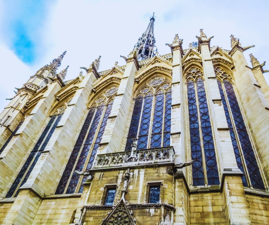 A arquitetura francesa também merece destaque. Monumentos como a Catedral de Notre-Dame, a Sainte-Chapelle e o Palácio de Versalhes são testemunhas do apogeu da arquitetura gótica e renascentista. A Torre Eiffel, símbolo máximo da França, foi construída em 1889 e hoje representa o espírito moderno e inovador do país.