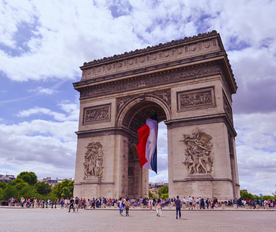 As festas e celebrações também desempenham um papel importante na cultura francesa. O Dia da Bastilha, comemorado em 14 de julho, é o feriado nacional mais importante, simbolizando a Revolução Francesa e a luta pela liberdade e igualdade.