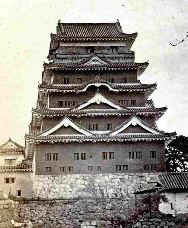 Castelo de Hiroshima foi construído entre 1589 e 1599 por Mōri Terumoto, um dos poderosos daimyō do período Sengoku. A escolha do local não foi aleatória: situado em uma planície e cercado por rios, o castelo tinha uma posição estratégica para defesa e desenvolvimento econômico.