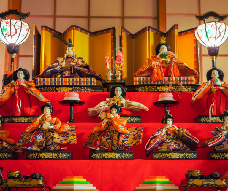 O Japão é um país rico em cultura e tradição, e suas bonecas refletem séculos de história, crenças e arte. Conhecidas por sua beleza e simbolismo, as bonecas japonesas desempenham diversos papéis na sociedade, desde objetos de decoração até amuletos de proteção e oferendas religiosas. Neste artigo, exploraremos os diferentes tipos de bonecas japonesas, seu significado e a influência que exercem até hoje.